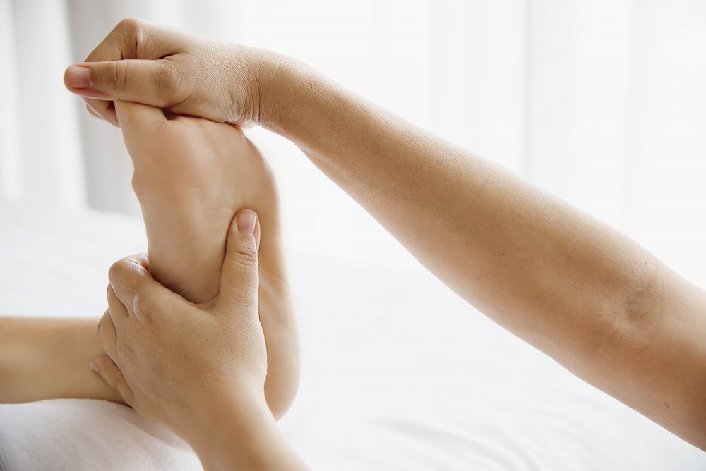 Descubre la reflexología podal y revitaliza tus sentidos a través de tus pies