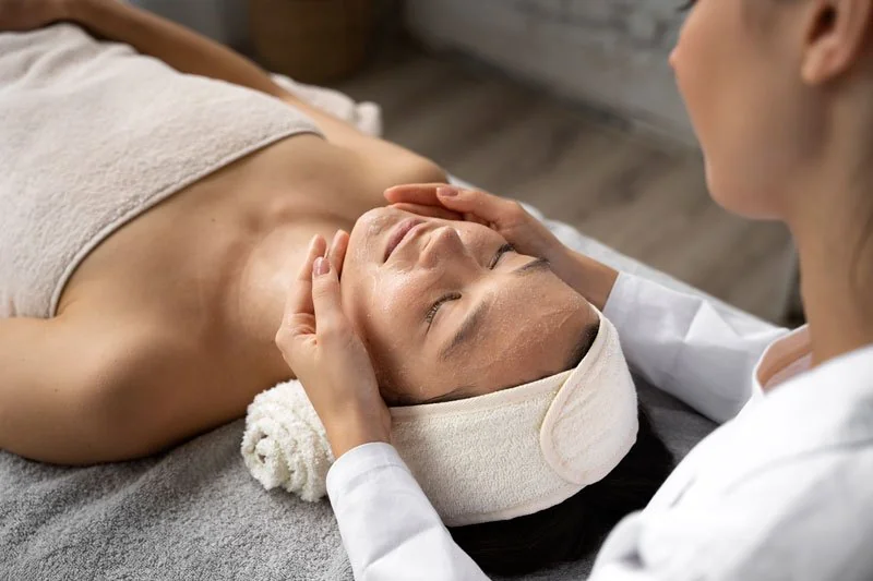 Masaje kobido en Sevilla – Rejuvenece tu rostro en Inhala Massage & Wellness Center